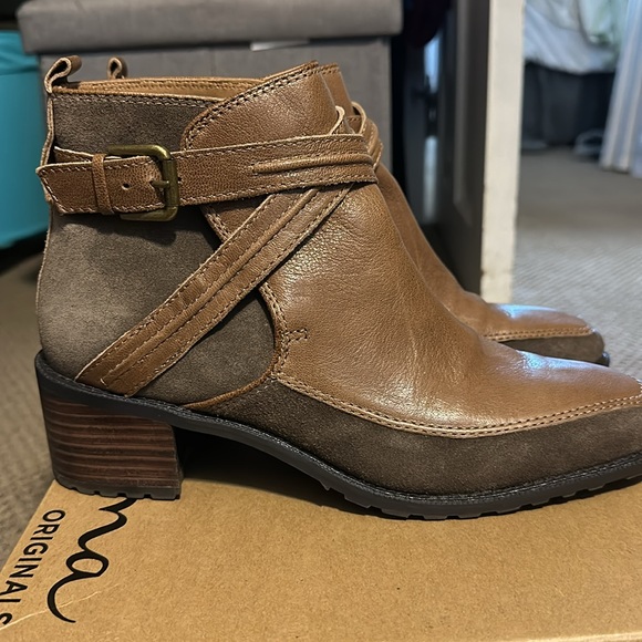 Brown leather buckle booties - Picture 2 of 5